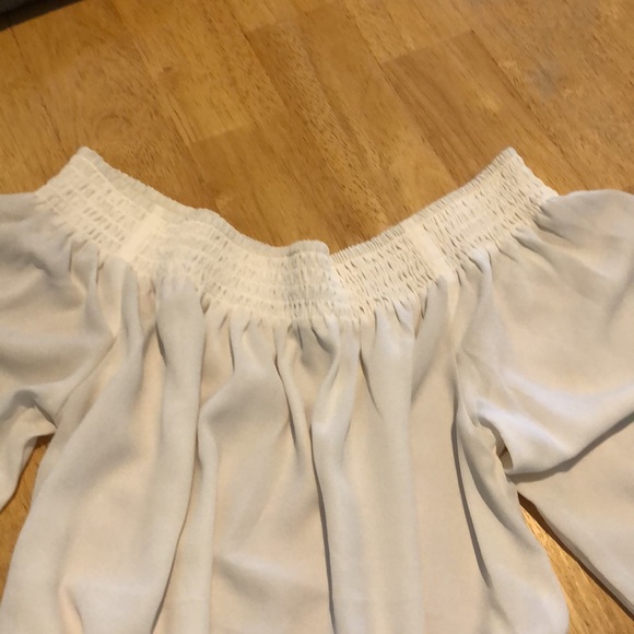 Express off the shoulder top - Picture 2 of 4